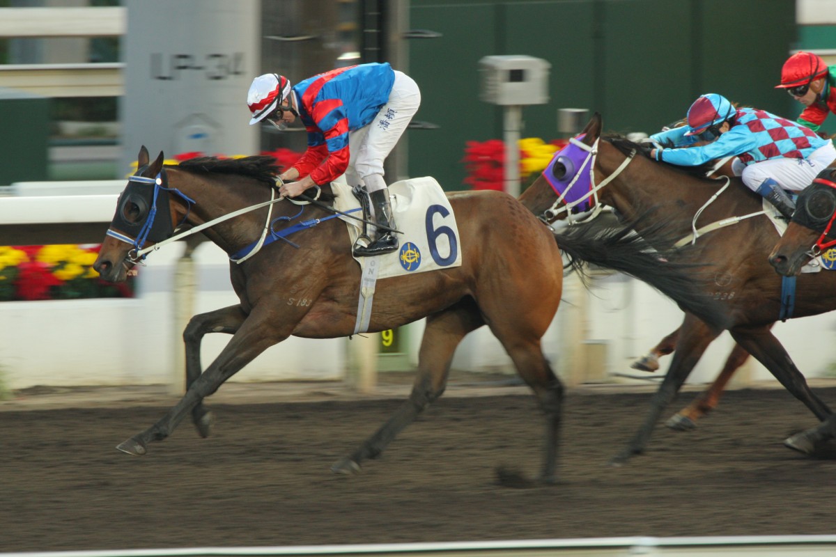 Zac Purton crosses the line aboard Gun Pit an easy winner, the horse's fourth on the trot on the dirt. Photos: Kenneth Chan 