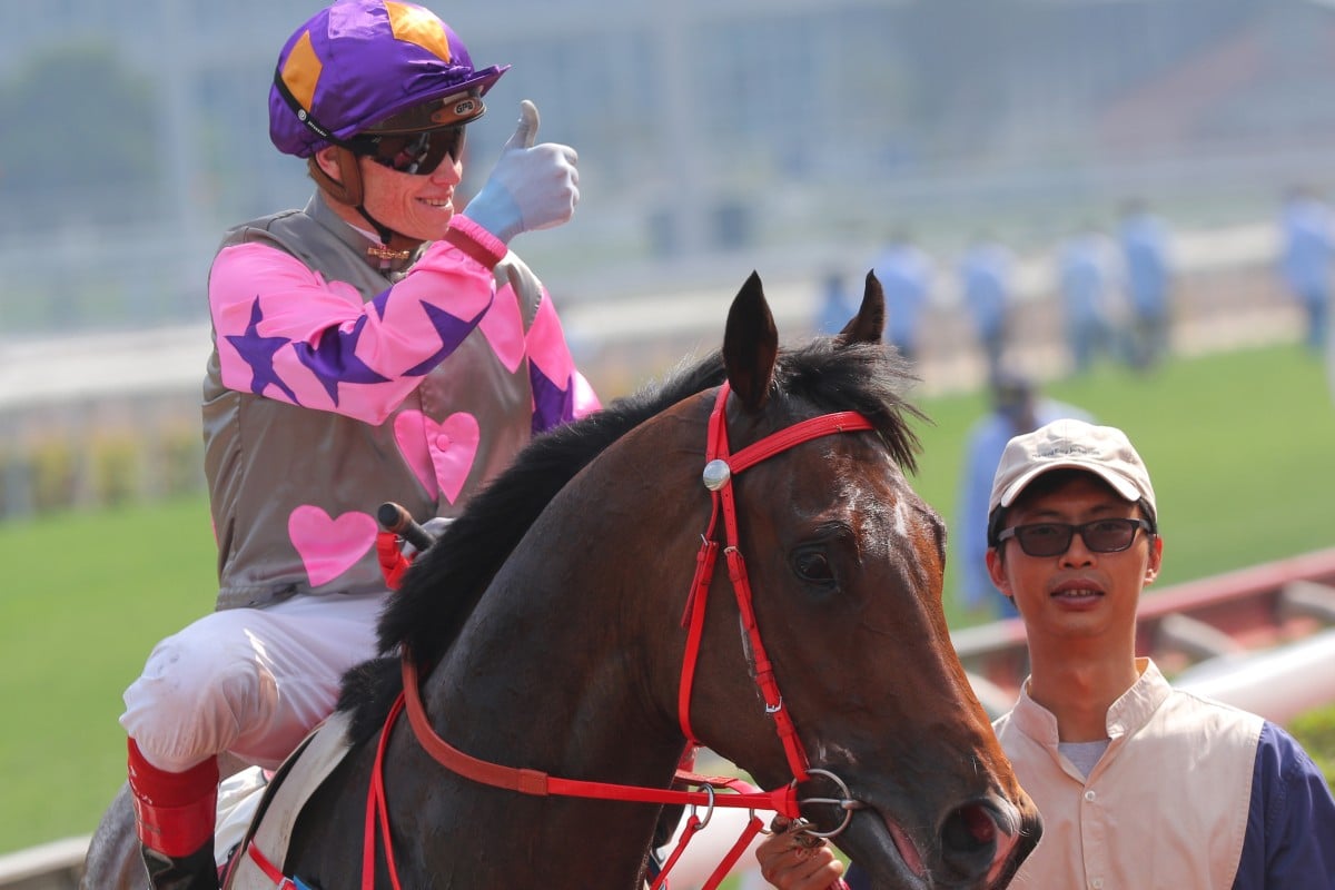 Craig Williams gives the thumbs-up after winning aboard Amazing Kids. Photos: Kenneth Chan