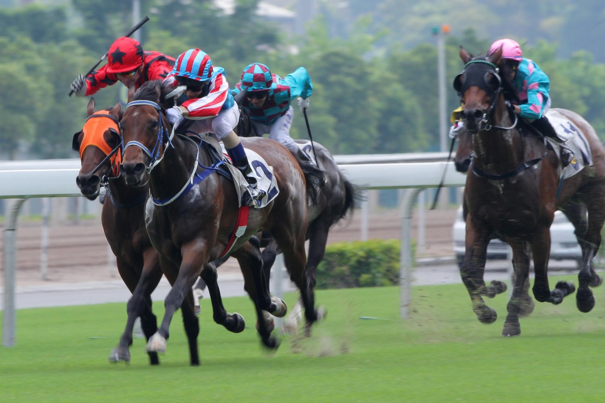Popping Candy (blue and red striped cap) and Divine Boy fight out the finish on Sunday. Photo: Kenneth Chan