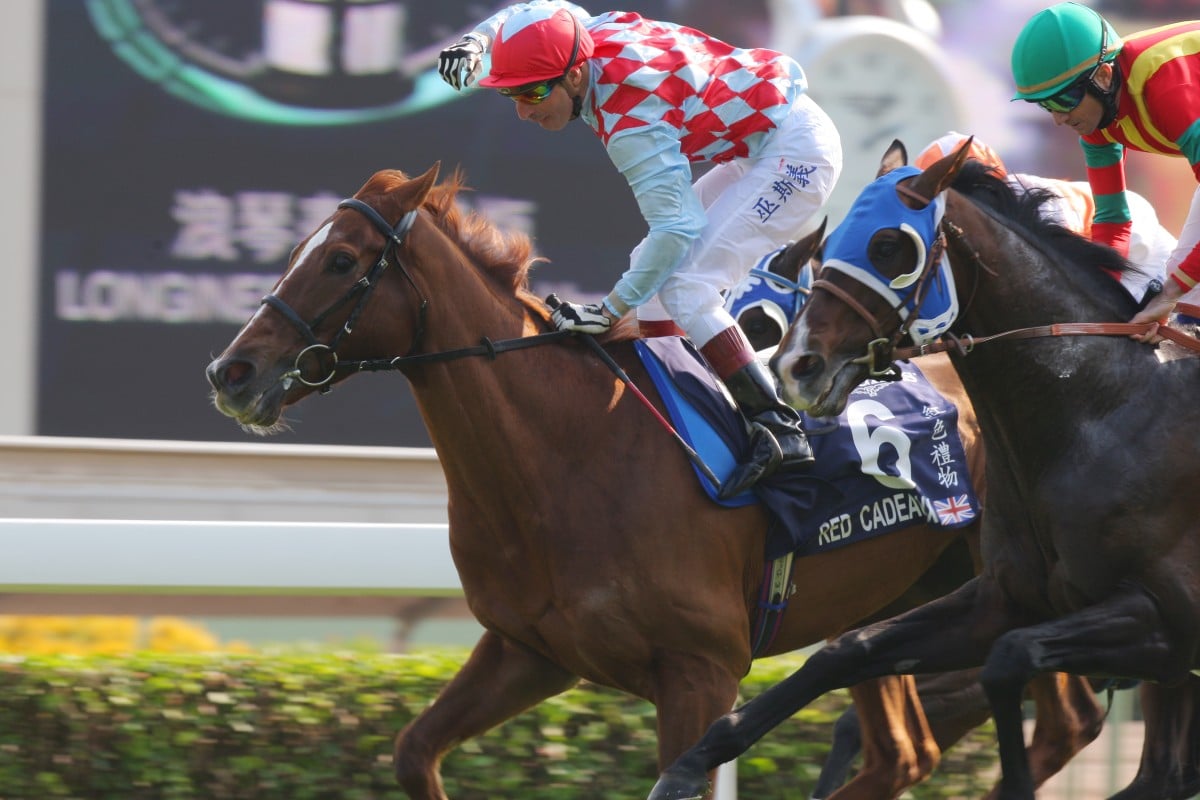 Red Cadeaux just holds off Jaguar Mail to win the Hong Kong Vase.