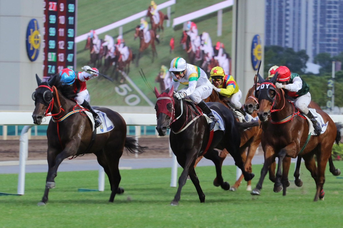 So Fast (Joao Moreira) just holds off the late surge of Midnight Rattler (Gerald Mosse) to give John Size a four-timer and Moreira five winners. Photo: Kenneth Chan