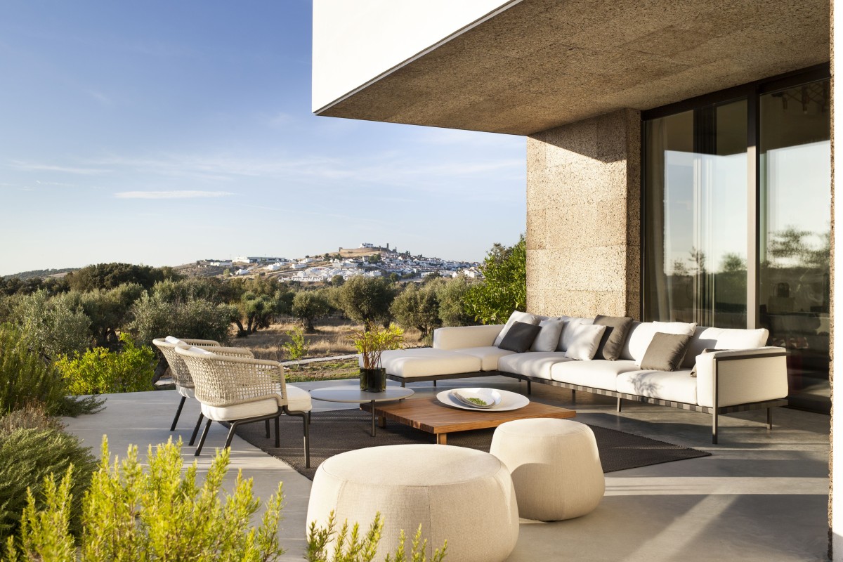 Outdoor furniture in Hong Kong uses space in elegant and innovative ... Outdoor furniture in Hong Kong uses space in elegant and innovative ...