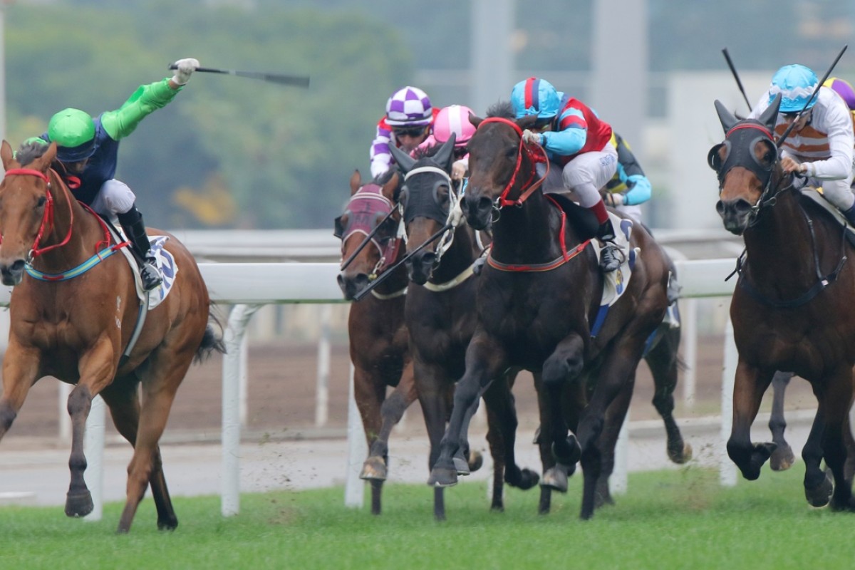 Joao Moreira steers Right Call to an all-the-way victory at the last meeting of 2015. Photo: Kenneth Chan