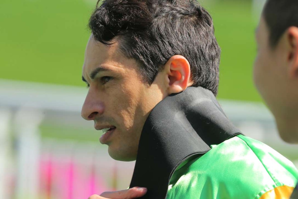 Silvestre de Sousa unsaddles after winning on Amazing Always. Photos: Kenneth Chan