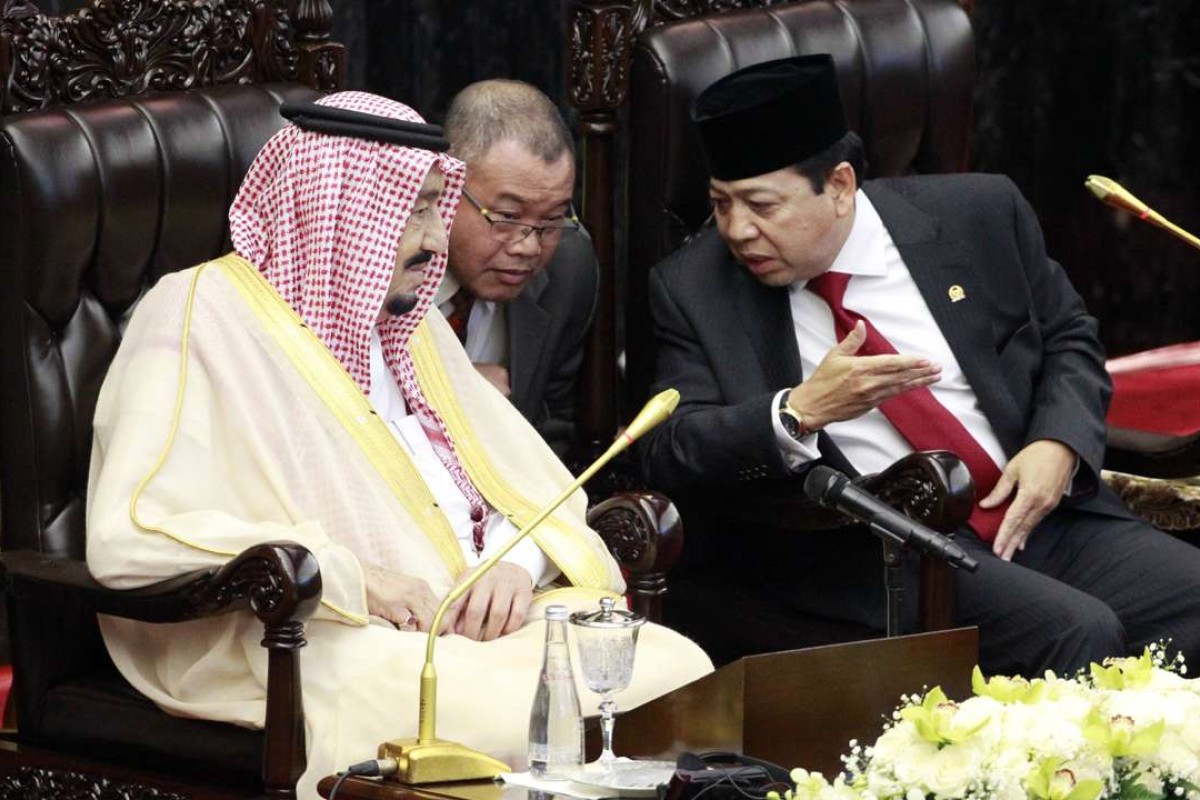 Saudi King Salman talks to Indonesian Parliament Speaker Setya Novanto. Photo: EPA