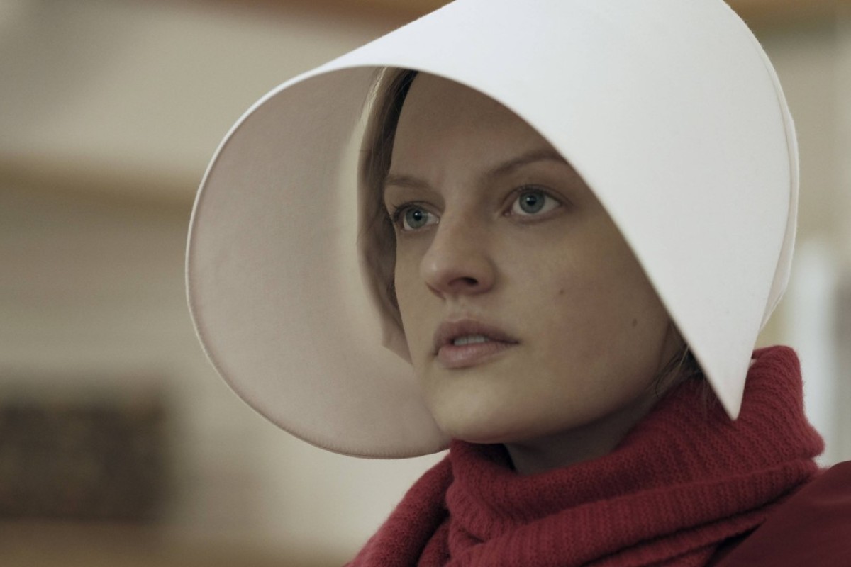 Elisabeth Moss 'blacked out' on Emmys' stage