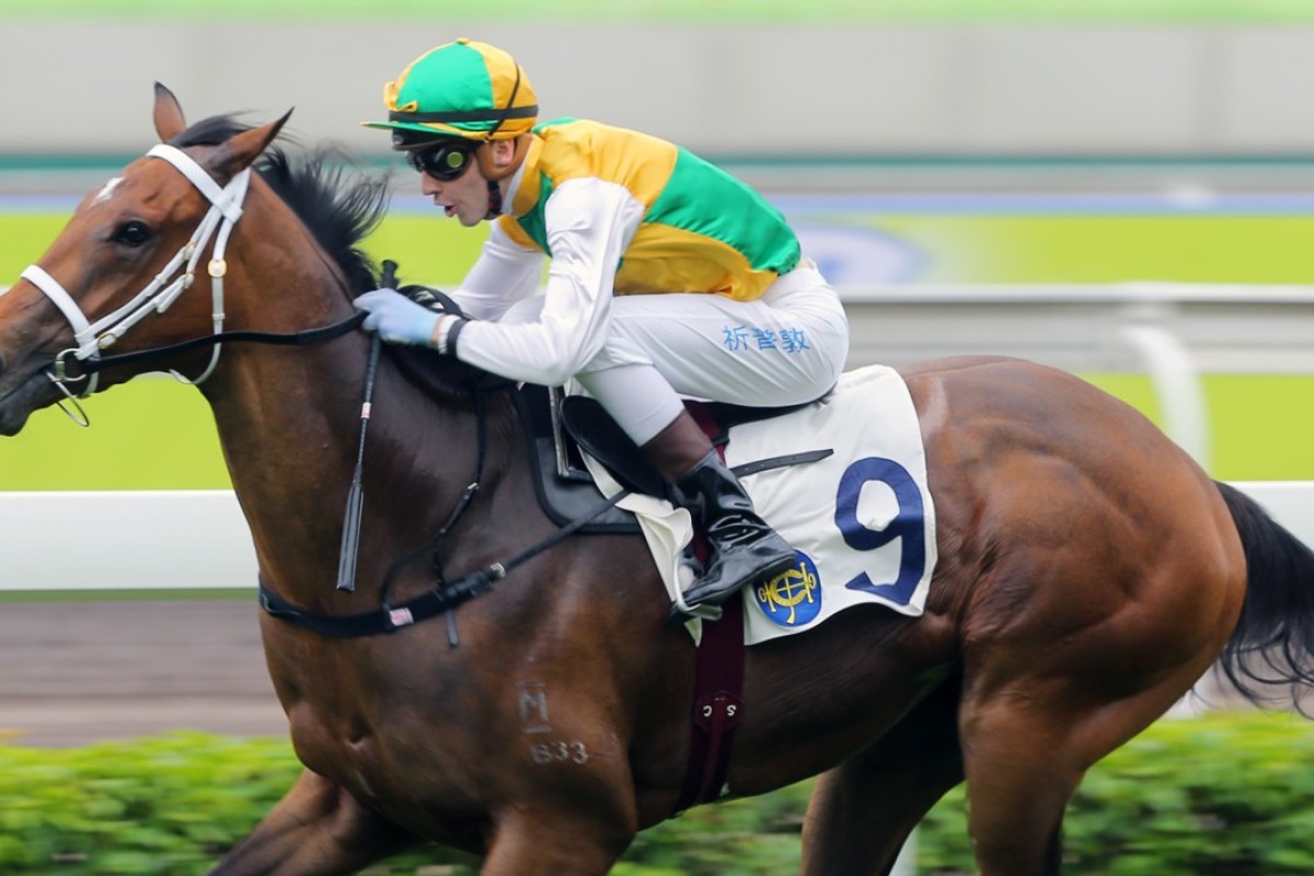 Sam Clipperton kicks clear on Sparkling Dragon. Photo: Kenneth Chan