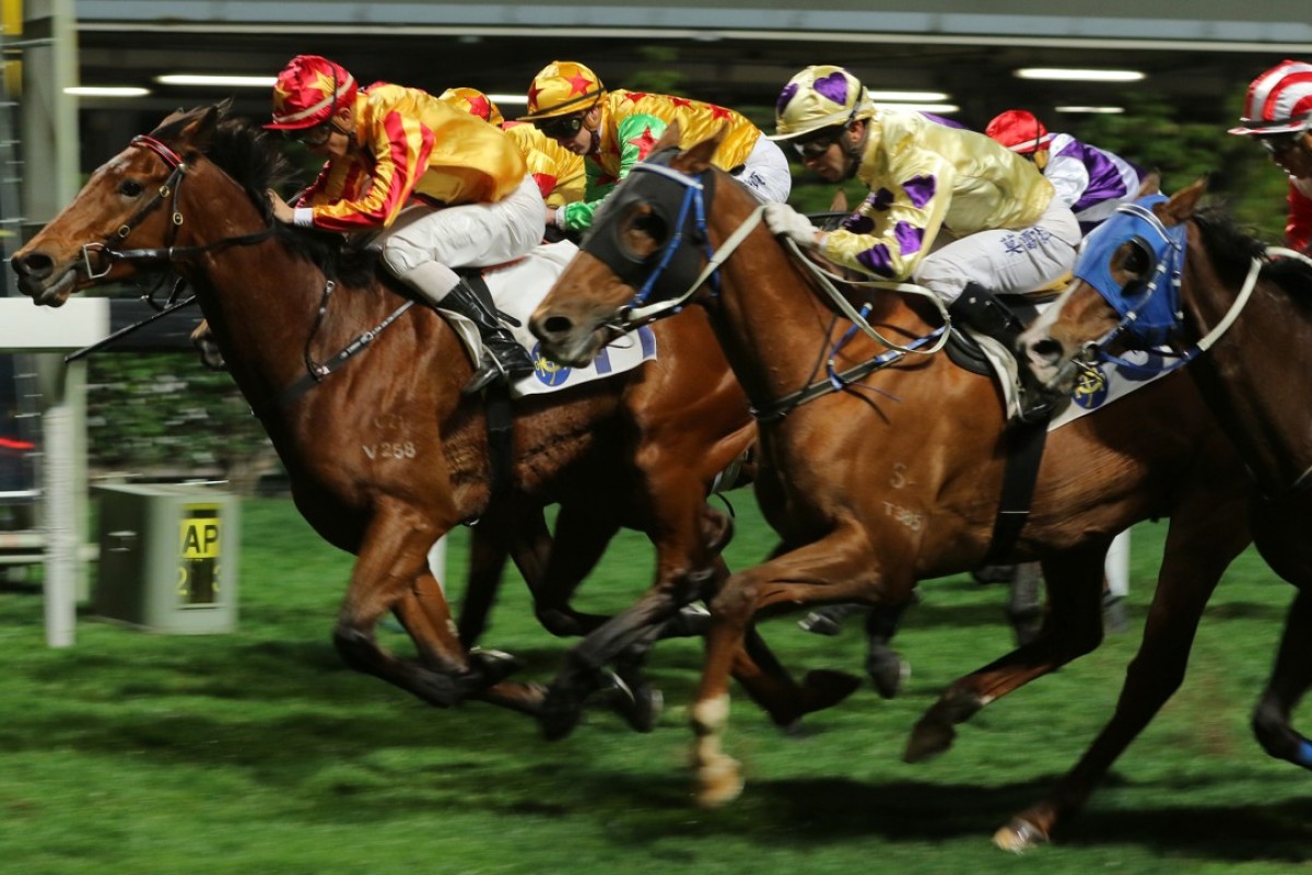 Winaswewish (cream and purple silks) finishes second to Wonderful Chaser on Wednesday night. Photo: Kenneth Chan