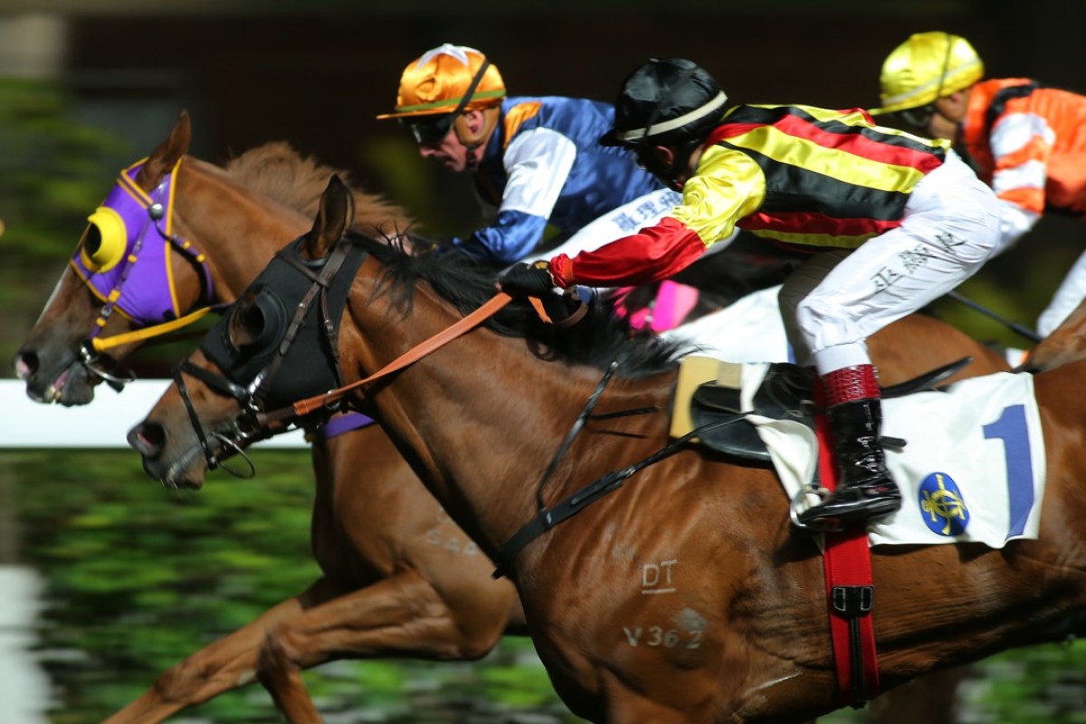 Dylan Mo looks over to see where his rivals are after storming home to win aboard Navas in February. Photos: Kenneth Chan