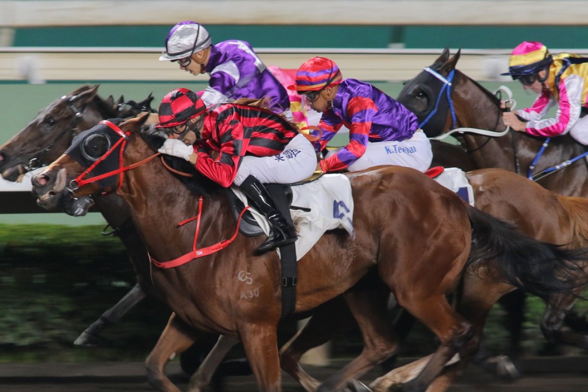 Karis Teetan (red and purple) and Solomon’s Bay finish third to Infinity Endeavour on Wednesday night. Photo: Kenneth Chan