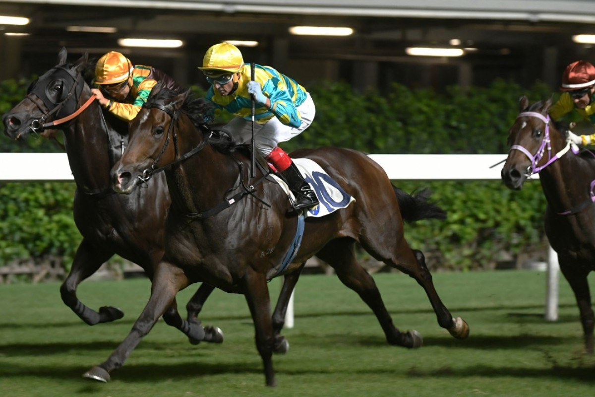 Pearly Treasure (right) finishes hard behind Oriental Elite (middle). Photos: Kenneth Chan
