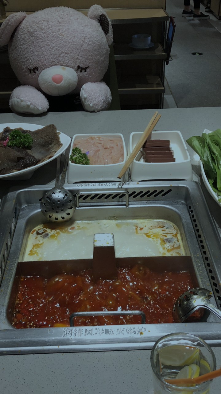 Hotpot, hand treatments and hold’em at the Chinese restaurant trying to raise $700 million
