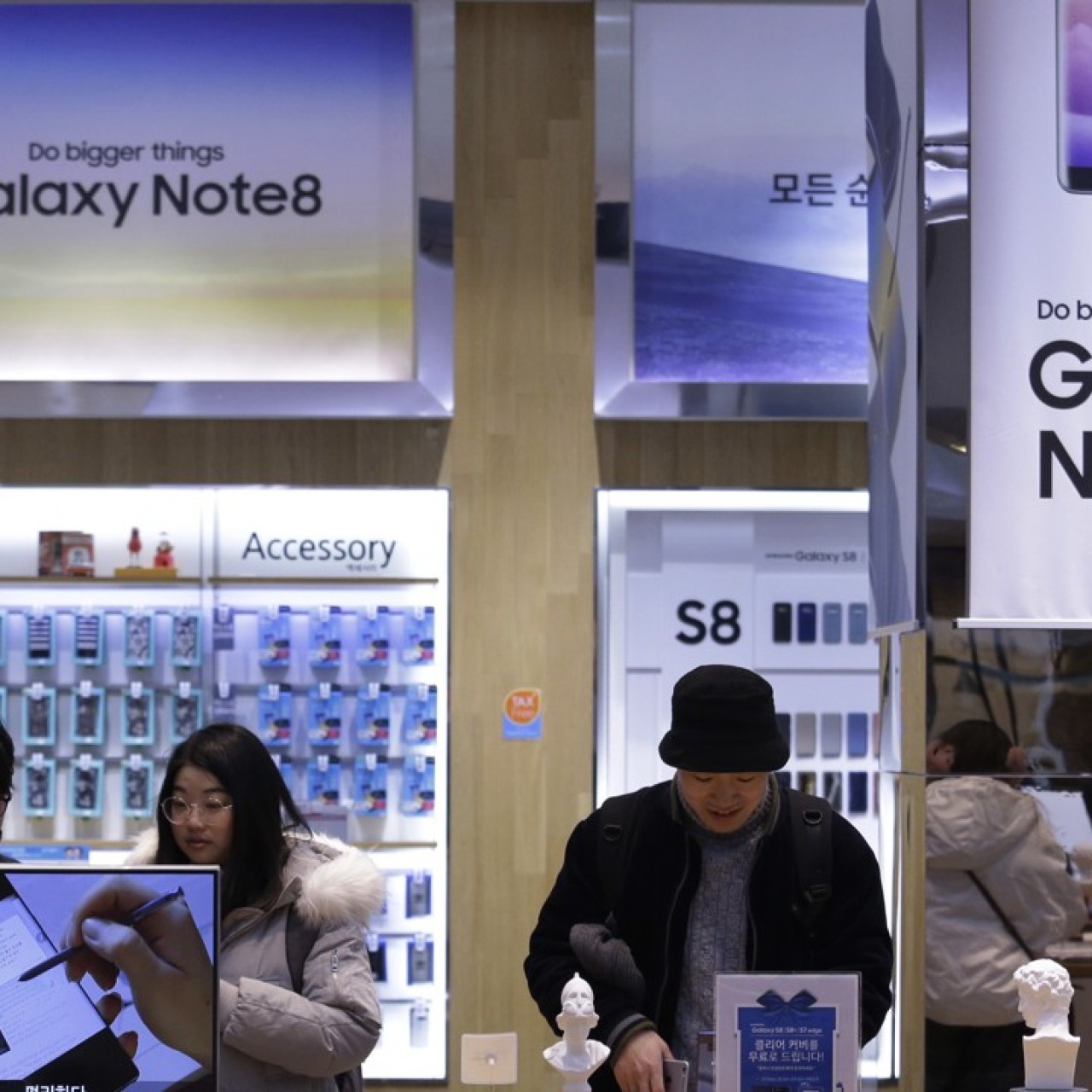 Iran Fury Over Samsung Smartphone Sanctions At Winter Olympics